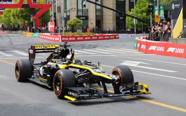 f1賽車(chē)最高時(shí)速是多少 理論時(shí)速不超過(guò)400公里