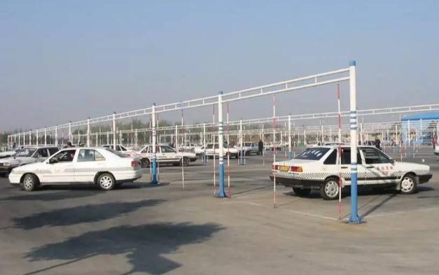 學(xué)駕照年齡上限是多少，根據(jù)車型來(lái)分