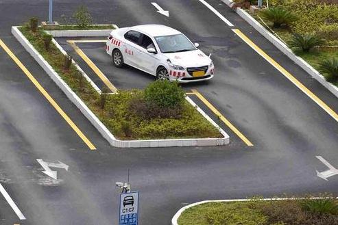 學(xué)駕照年齡有怎樣的要求，年齡不夠不能學(xué)