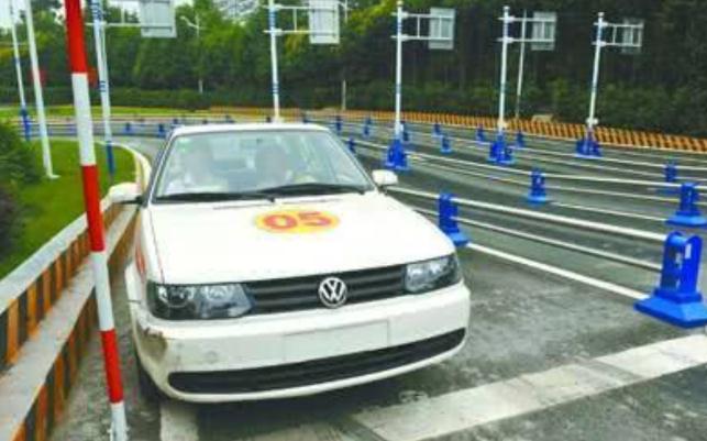 c1學(xué)費全國統(tǒng)一價格表，服務(wù)費用存在差異