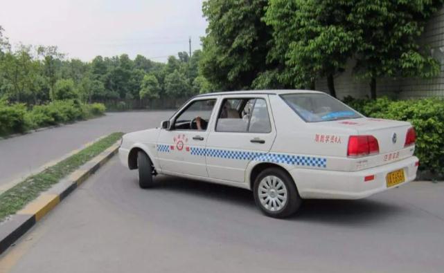 c1學(xué)費全國統(tǒng)一價格表，服務(wù)費用存在差異