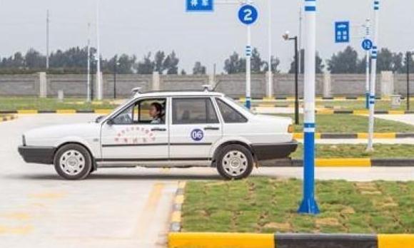 學車自動擋和手動擋哪種學費貴，我選手動擋