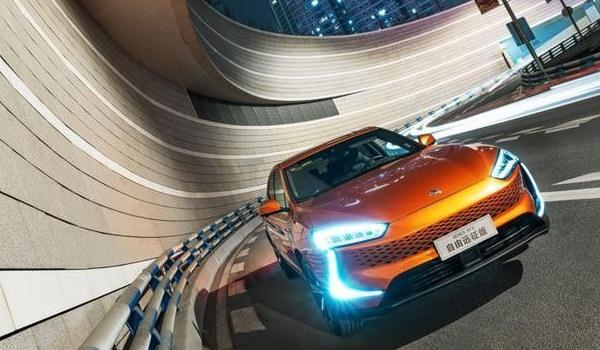 賽力斯SF5自由遠征版，零百加速時間達到4秒級