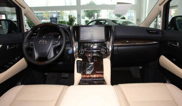 豐田埃爾法黃金特別版，舒適感強(qiáng)，動(dòng)力足