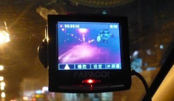 行車記錄儀存儲(chǔ)卡安裝步驟,注意插卡的方向