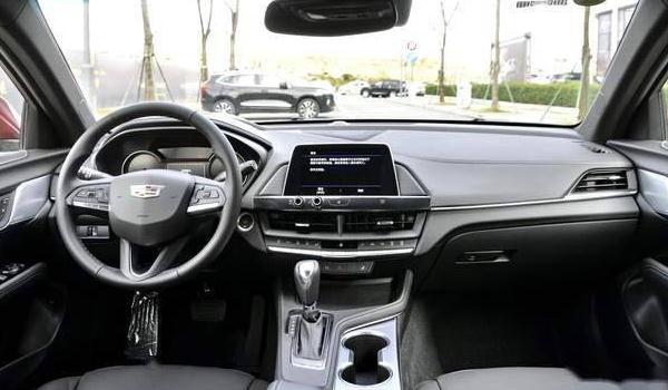 凱迪拉克CT4豪華型，顏值高油耗低（顏值控的選擇）