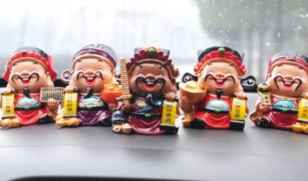 汽車(chē)擺件飾品大全圖片及價(jià)格，精致為首選（與車(chē)內(nèi)飾協(xié)調(diào)）