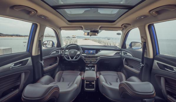 新款長安CS35PLUS上市，下雨自動關(guān)窗（貼心又智能）