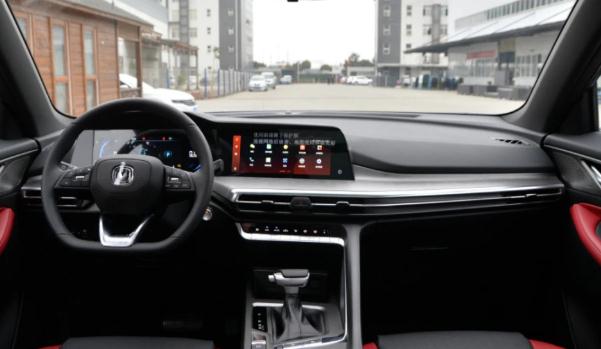 新款長安CS35PLUS上市，下雨自動關(guān)窗（貼心又智能）