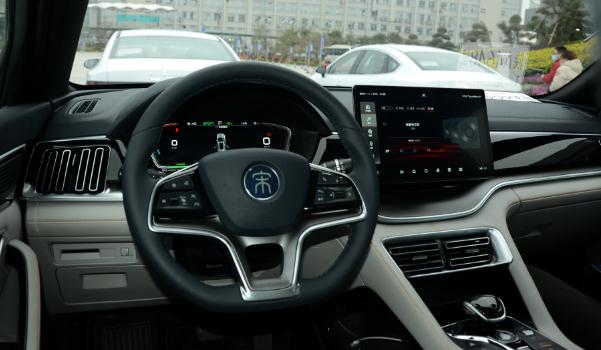 宋PLUS DM-i上市，超強動力快人一步（新潮流的顏值搭配）