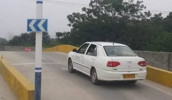 坡起直角轉(zhuǎn)彎怎么過 科目二考試注意事項(xiàng)和細(xì)節(jié)