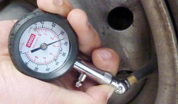 胎壓監(jiān)測(cè)裝置，分為內(nèi)置和外置（消除隱患安全駕駛）