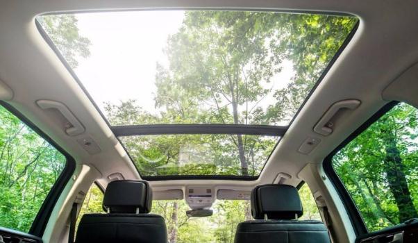 汽車天窗，奢華的配置（帶你去吹風）