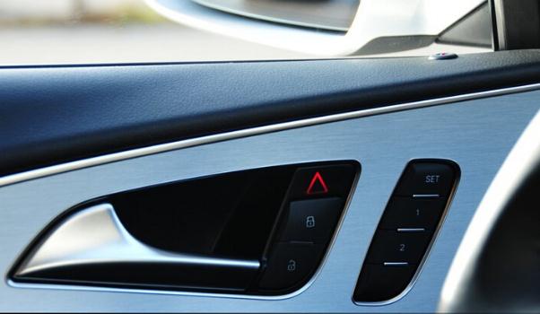 開門警示系統(tǒng)，奧迪專有技術(shù)（功能改進(jìn)中）