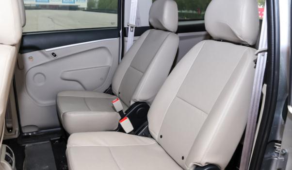 第二排座椅移動，提高駕乘舒適感（自動記憶更實用）