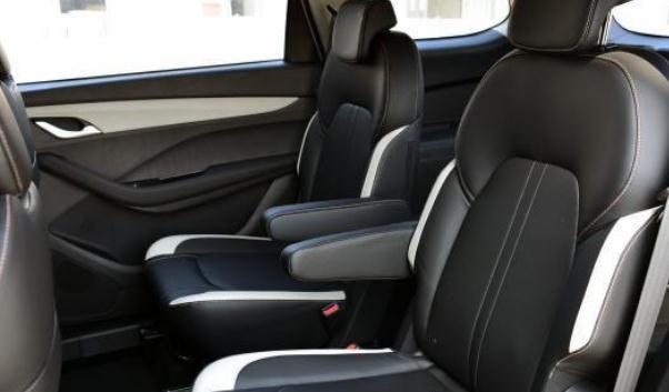 第二排獨立座椅，提高舒適性（注意轉彎行駛要減速）