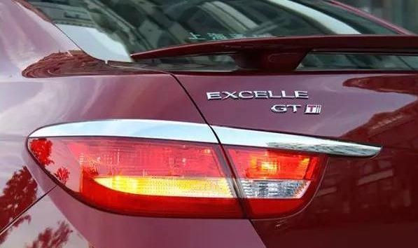 什么是高位剎車燈，分為鹵素和LED燈（常見的是鹵素燈）