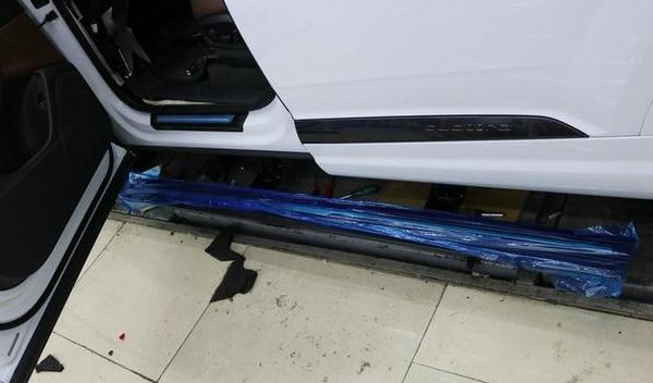 什么是車側(cè)腳踏板，方便乘車上下（電動踏板是高端車型的配置）