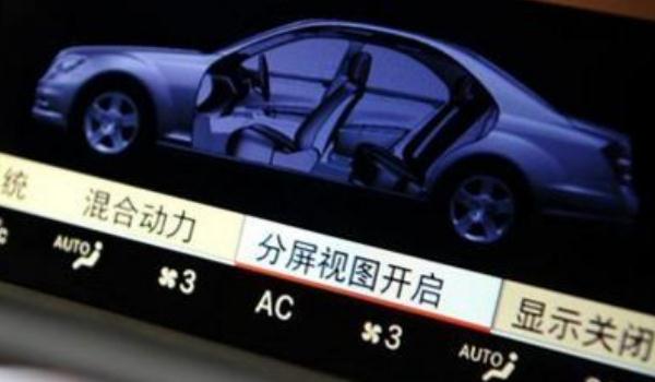 中控液晶屏分屏顯示，高端車型的配置（各取所需互不干擾）