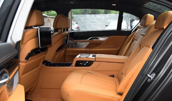 什么是后排控制多媒體，功能實用高端大氣（奢華的象征）