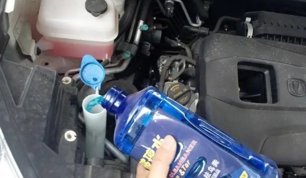 奧迪q5l什么地方加玻璃水 引擎艙左上角藍色瓶蓋