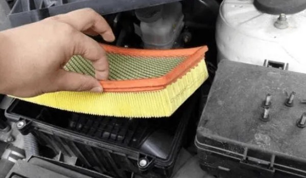 東南a5翼舞空氣濾芯在哪里 在發(fā)動機(jī)艙右上方的位置