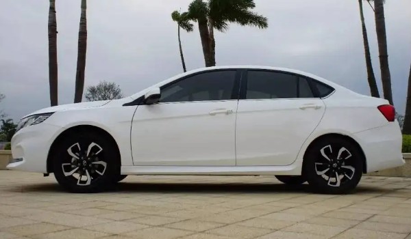 東南a5翼舞配置參數(shù) 車身長達(dá)4.5米(前后獨(dú)立懸架結(jié)構(gòu))