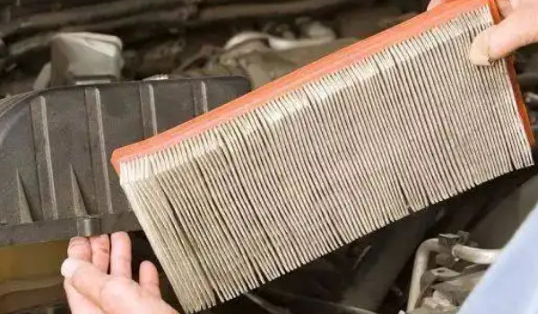 豐田凱美瑞空氣濾芯在哪個(gè)位置 發(fā)動(dòng)機(jī)艙右下角位置