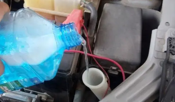 大眾速騰玻璃水在哪個位置 發(fā)動機艙右下角藍色瓶蓋