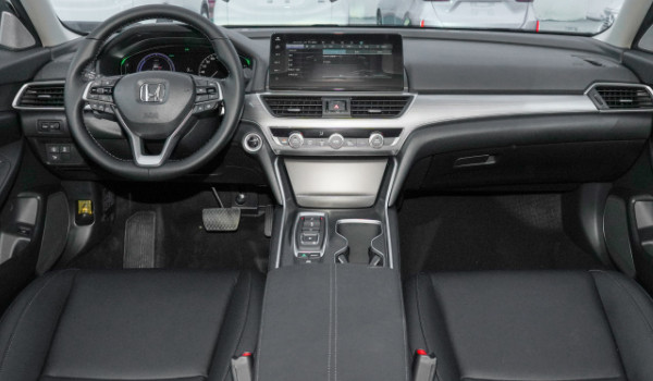 大眾帕薩特和本田雅閣哪個(gè)好 雅閣配置豐富(采用了7大外觀(guān)配色)