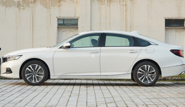 大眾帕薩特和本田雅閣哪個(gè)好 雅閣配置豐富(采用了7大外觀(guān)配色)