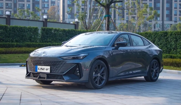 長(zhǎng)安uni-v車身尺寸是多少 長(zhǎng)寬高4680*1838*1430mm