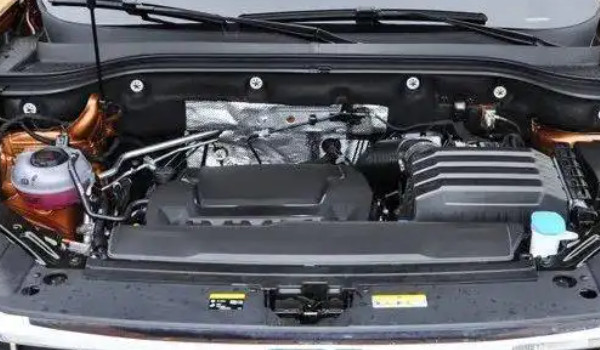 大眾途昂在哪里加防凍液 發(fā)動機(jī)艙的左上角的位置