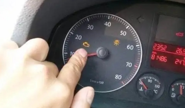 發(fā)動機(jī)故障燈亮黃燈是什么原因引起的 具體原因分三種（傳感器/保養(yǎng)/油質(zhì)）