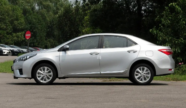 豐田卡羅拉機油加多少升 卡羅拉裝載機油容量為4L(保質(zhì)期五年)