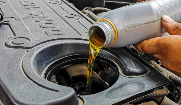 豐田卡羅拉機油加多少升 卡羅拉裝載機油容量為4L(保質(zhì)期五年)