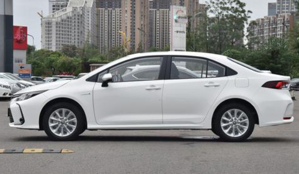 豐田卡羅拉和本田飛度哪個(gè)好 卡羅拉配置豐富(車身長達(dá)4.6米)