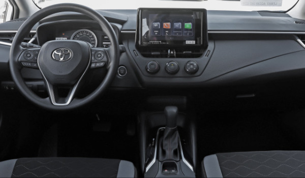 豐田卡羅拉和本田飛度哪個(gè)好 卡羅拉配置豐富(車身長達(dá)4.6米)