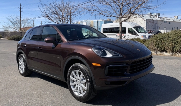 保時捷卡宴混動好還是油的好，追求動力當(dāng)然是油的刺激