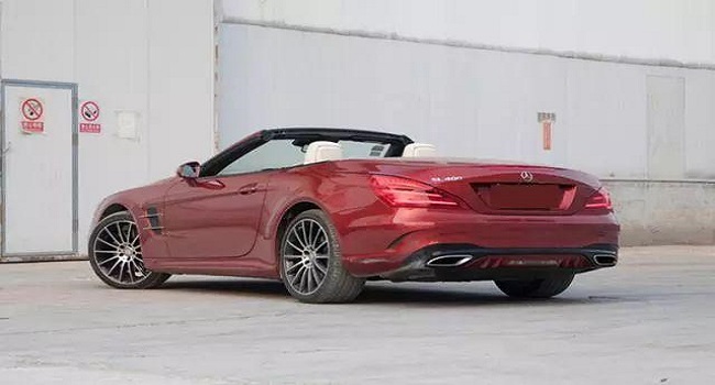 奔馳2022硬頂敞篷跑車多少錢，價(jià)格與油耗決定速度與激情