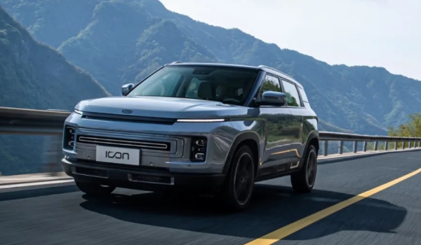 吉利icon怎么樣?三缸動力充足油耗節(jié)?。ǔ藘臻g夠用）