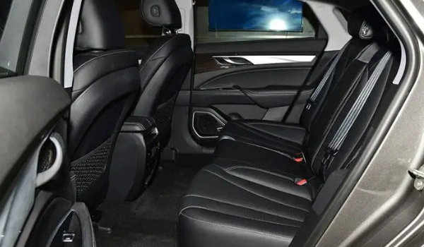 吉利博瑞怎么樣值得購(gòu)買(mǎi)嗎，動(dòng)力性能充沛（油耗實(shí)測(cè)9L起）