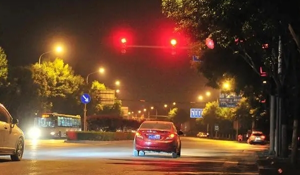 闖紅燈幾天可以查到違章信息，一般2-5個工作日（最晚不超過13個工作日）