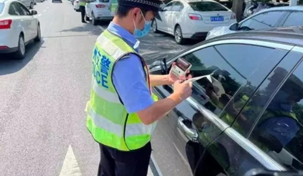 違?？鄱嗌俜至P款多少，具體看處于什么地方（市區(qū)違停只罰款200元不扣分）