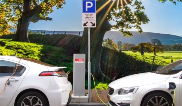 買電動(dòng)汽車好還是汽車好 電動(dòng)汽車優(yōu)勢(shì)明顯（環(huán)保節(jié)能）