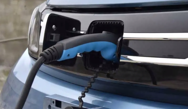 買電動(dòng)汽車好還是汽車好 電動(dòng)汽車優(yōu)勢(shì)明顯（環(huán)保節(jié)能）