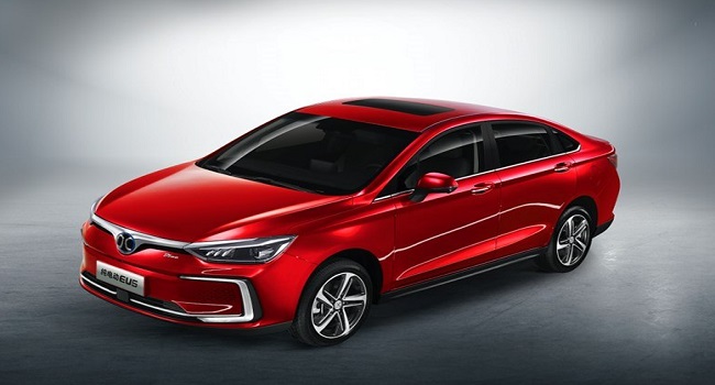 北汽eu5續(xù)航多少公里，續(xù)航強(qiáng)充電也方便