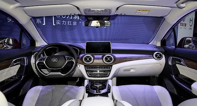 北汽eu5續(xù)航多少公里，續(xù)航強(qiáng)充電也方便