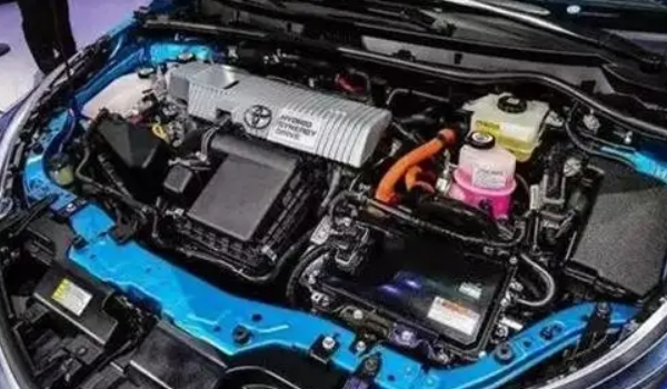 增程式混動和插電式混動的區(qū)別，主要區(qū)別是動力的驅(qū)動方式