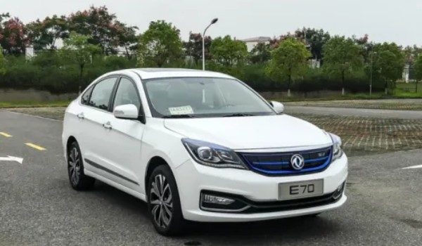 東風(fēng)e70電動(dòng)汽車報(bào)價(jià) 新車售價(jià)13萬(wàn)元一輛(分期首付4萬(wàn))